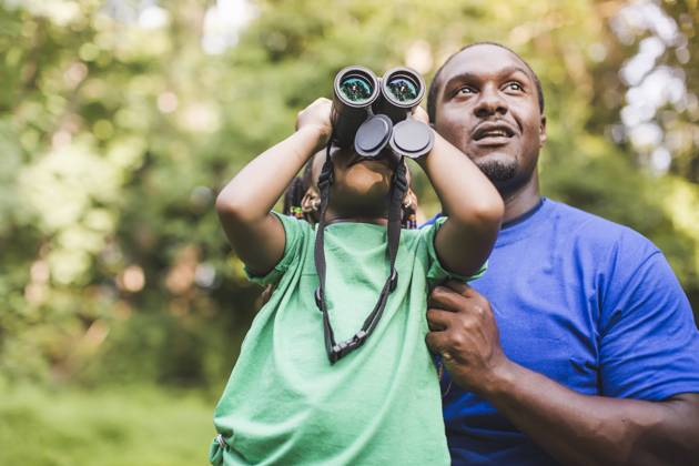 IMAGO Creative: Klimawandel - Umwelterziehung Young father and daughter bird watching in eco forest camp, 01.09.2014, Copyright: xChadxSpringerx, model released, wearing,learning,holding,camping,birdwatching,looking through an object,looking up,watching,using,copy space,front view,head and shoulders,childhood,curiosity,discovery,responsibility,bonding,harmony,innocence,nurturing,sharing,togetherness,unity,well being,happiness,nature,binoculars,25 to 29 years,child,african american ethnicity,female,girl,male,man,young man,two people,outdoors,rural,forest,summer,day,casual clothing,t-shirt,education,environmental issue,environmental conservation,smiling,daughter,father,single parent,technology,lifestyle,leisure,5 to 6 years,family life,family with one child,observation,both male and f Ref:IS09AK901