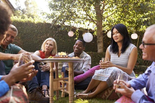  Group Of Mature Friends Enjoying Drinks In Backyard Together model released, Symbolfotoproperty released, , 11.10.2020, Copyright: xMonkeybusinessx Panthermedia21595219