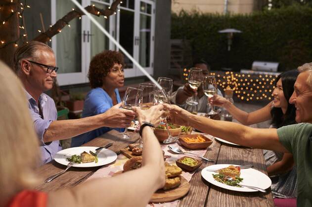  Group Of Mature Friends Enjoying Outdoor Meal In Backyard model released, Symbolfotoproperty released, , 11.10.2020, Copyright: xMonkeybusinessx Panthermedia21595457