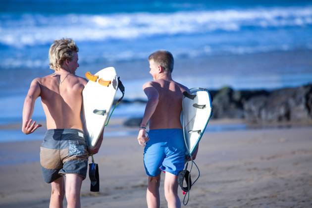 IMAGO Creative, Jahreszeit Sommer, Sommerferien Two teenage male surfers running toward sea, Fuerteventura, Spain, 29.04.2015, Copyright: xRUSSxROHDEx, model released, wearing,running,recreation,hobby,rear view,adolescence,anticipation,carefree,fitness,fun,sharing,togetherness,excitement,friendship,happiness,getting away from it all,nature,surfboard,13 to 15 years,16 to 17 years,male,only teenage boys,two people,surfer,canary islands,fuerteventura,spain,outdoors,coast,rural,sea,summer,day,swimming trunks,energy,family,sibling,brother,lifestyle,leisure,sport,surfing,travel,vacation,racing,sibling rivalry,travel destination,only male,male bonding,May 2015 Release,Running,Teenager,Late Teens,16-17 Years,Male,Boys,Teenage Boys,Teenage Boy,Only Teenage Boys,Family,Brother,Adolescence,Antic Ref:IS09AR24Q