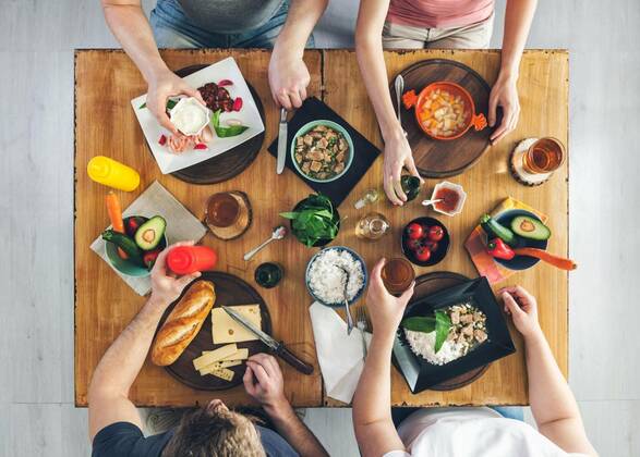 IMAGO Creative, Food, Tapas Top view, Group of people sitting at the table having meal model released, Symbolfoto, 11.10.2020, Copyright: xtommyandonex Panthermedia21726535