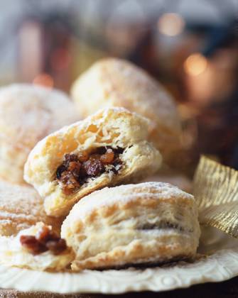 Puff pastry minced pies, dusted with icing sugar, on vintage plate, christmas fairy lights in background, 20.06.2016, Copyright: xDianaxMillerx close-up,differential focus,still life,studio shot,temptation,unhealthy eating,traditional,festive,generosity,luxury,indulgence,fresh,vintage,plate,indoors,celebrations,christmas,food-and-drink,food,mince pie,fruit,organic food,icing sugar,nobody,nutrition,homemade,ready-to-eat,treat,quality,delicious,decorative light,vegetarian food,sweet food,puff pastry,shallow focus,dusted,June 2016 Release,Celebration,Enjoyment,Festivity,Freshness,Generosity,Indulgence,Luxury,Quality,Temptation,Traditional,Homemade,No People,Old-Fashioned,Vintage,Christmas,Close-Up,Selective Focus,Food,Sugar,Icing Sugar,Doug Ref:IS09AZ3VQ
