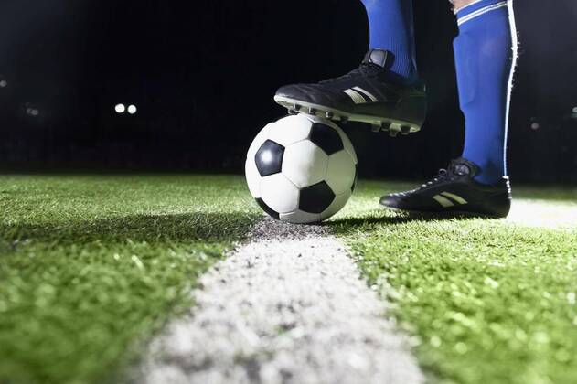 IMAGO Creative: 2022 Aussichten  Foot on soccer ball model released, Symbolfoto, 11.10.2020, Copyright: xXiXinXingx Panthermedia21998653
