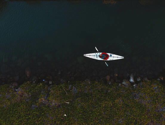 IMAGO Creative: Sommer Sport - Strand Man kayaking in ocean, San Francisco, California, USA, 10.10.2016, Copyright: xPeterxAmendx, model released, overhead view,adventure,getting away from it all,male,man,only one man,one person,united states of america,california,san francisco,outdoors,coast,sea,sport,kayaking,kayak,adventure travel,shallow,wanderlust,November 2016 Release,Male,Men,Adventure,Getting Away From It All,Shallow,One Person,USA,California,Northern California,San Francisco,High Angle View,Symbol,Orthographic Symbol,Numeral,Nautical Vessel,Boat,Kayak,Coastline,Flowing Water,Ocean,Outdoors,Kayaking,Travel,Man,Wanderlust Ref:IS09B2G5J