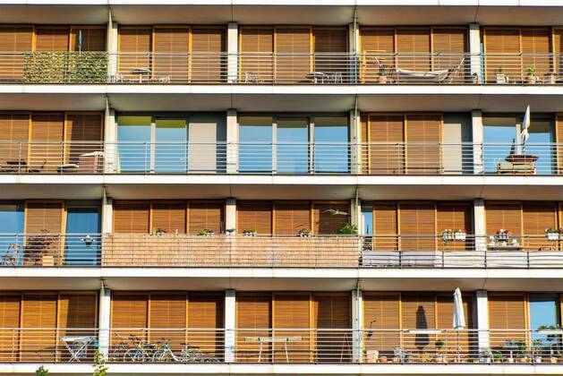  IMAGO Creative: Architektur in Berlin  facade of an orange residential house with balconies in berlin, 12.10.2020, Copyright: xelxeneizex Panthermedia22034885