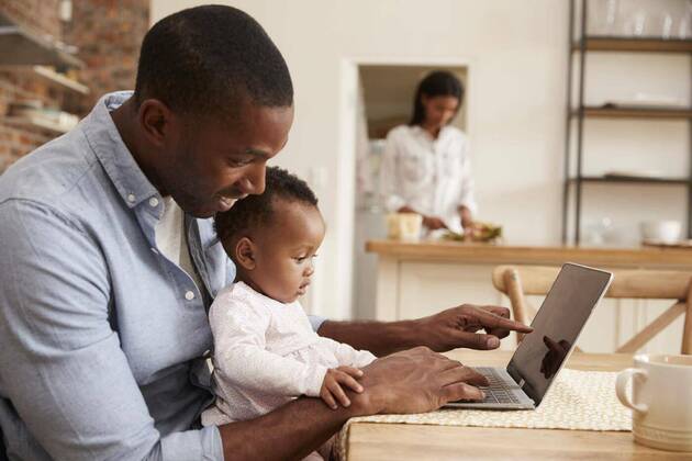 IMAGO Creative: 2022 Aussichten  Father And Baby Daughter Use Laptop As Mother Prepares Meal model released, Symbolfotoproperty released, , 12.10.2020, Copyright: xMonkeybusinessx Panthermedia22047043