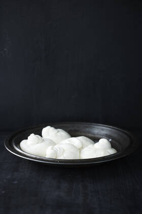 Bowl of burratta cheese, 06.09.2017, Copyright: xBRETTxSTEVENSx dark background,white color,still life,studio shot,luxury,fresh,torn,bowl,indoors,food-and-drink,cheese,italian food,nobody,organic,soft cheese,buffalo mozzarella,burrata,September 2017 Release,Freshness,Luxury,Damaged,Torn,No People,Food,Dairy Product,Cheese,World Cuisine,Italian Cuisine,Ball,Bowling Ball,Bowl,Symbol,Orthographic Symbol,Numeral,Indoors,Studio Shot,Still Life,Organic Ref:IS09B81F5