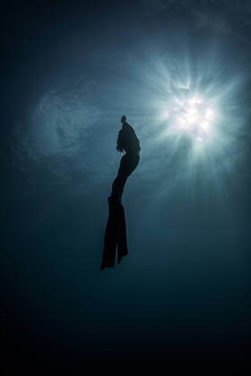 IMAGO Creative: Sommer Sport - Strand Underwater view of silhouetted female free diver moving up towards sun rays, New Providence, Bahamas, 18.09.2017, Copyright: xKenxKieferx2x, model released, diving,hobby,full length,side view,silhouette,underwater,concentration,awe,freedom,grace,on the go,nature,diving flipper,female,woman,mature woman,only one mature woman,one person,bahamas,new providence,outdoors,sea,day,environmental issue,sunlight,water,science,sport,vacation,active lifestyle,holding breath,moving upwards,poised,sunbeam,only female,freediving,freediver,blue sea,September 2017 Release,Breathing,Holding Breath,Diving,Thinking,Concentration,Female,Women,Amazement,Awe,Freedom,Grace,On The Move,Submerged,One Person,The Caribbean,Bahamas,Full Length,Side View,Back Lit,Si Ref:IS09B82B5