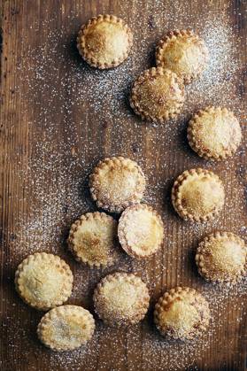 Freshly baked mince pies, dusted with sugar, on wooden counter, overhead view, 28.11.2017, Copyright: xDebbyxLewis-Harrisonx still life,studio shot,abundance,festive,indulgence,fresh,kitchen counter,wood,large group of objects,indoors,celebrations,christmas,food-and-drink,food,mince pie,dessert,pastry,sugar,nobody,ready-to-eat,sweet food,dusted,December 2017 Release,Abundance,Celebration,Enjoyment,Festivity,Freshness,Indulgence,Large Group Of Objects,No People,Christmas,Food,Sugar,Ready-To-Eat,Dessert,Pie ,Mince Pie,Snack,Pastries,Sweet Food,Furniture,Counter,Kitchen Counter,Symbol,Orthographic Symbol,Numeral,Wood,Indoors,Studio Shot,Still Life Ref:IS09B9F33