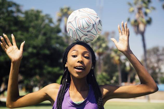 IMAGO Creative: Internationaler Frauenmonat, Mädchen im Sport Teenage schoolgirl soccer player balancing ball on head on school sports field, 12.12.2017, Copyright: xAshleyxCorbin-Teichx, model released, balancing,wearing,learning,practising,recreation,front view,head and shoulders,adolescence,concentration,control,fitness,skill,confidence,happiness,soccer ball,teenager,16 to 17 years,head,female,teenage girl,only one teenage girl,one person,schoolgirl,soccer player,school,united states of america,california,outdoors,summer,day,playing field,sportswear,vest,education,smiling,plait,sport,soccer,active lifestyle,balance,long beach,physical education,only female,Star Images,December 2017 Release,Physical Activity,Practising,Thinking,Concentration,Learning,Teenager,Late Teens,16-17 Years,Female,Girls,T Ref:IS09B9GZ8