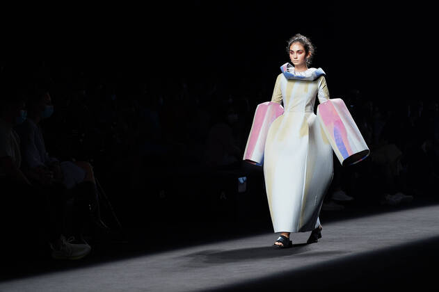 Bilder des Jahres 2021, Entertainment 09 September Entertainment Themen der Woche KW37 Entertainment Bilder des Tages September 19, 2021, Madrid, Spain: A model walks the runway at the Morle fashion show during the EGO Mercedes Benz Fashion Week Madrid (MBFWM) at IFEMA. Madrid Spain - ZUMAs197 20210919_zaa_s197_025 Copyright: xAtilanoxGarciax