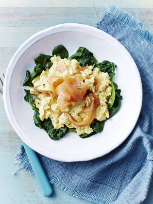 Still life with plate of scrambled eggs and salmon on spinach, overhead view, 18.05.2018, Copyright: xBRETTxSTEVENSx blue,close-up,overhead view,still life,studio shot,healthy eating,fresh,plate,napkin,indoors,food-and-drink,food,scrambled egg,spinach,meal,organic food,salmon cuisine,nobody,nutrition,ready-to-eat,quality,delicious,protein,May 2018 Release,lean protein,Freshness,Quality,Blue,No People,Close-Up,High Angle View,Food,Egg ,Scrambled Egg,Ready-To-Eat,Fresh Produce,Vegetable,Leaf Vegetable,Spinach,Dish,Plate,Napkin,Symbol,Orthographic Symbol,Numeral,Indoors,Studio Shot,Healthy Eating,Organic Food,Still Life,Nutrition Ref:IS09BE4WF