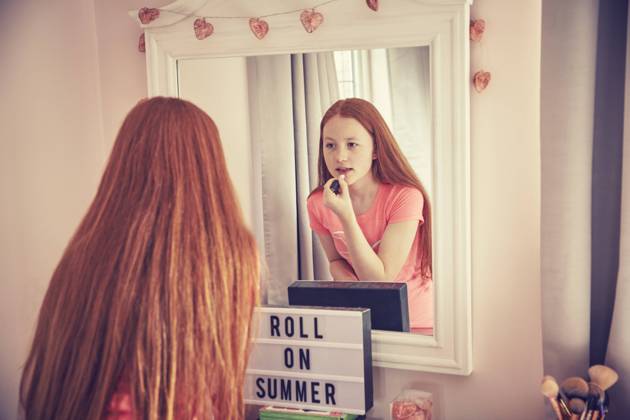 IMAGO Creative, Jahreszeit Sommer, Sommerferien Teenage girl putting on make-up, 04.10.2018, Copyright: xEmmaxKimx, model released, , property released, applying,leaning forward,red hair,close-up,differential focus,rear view,waist up,concepts,vanity,adolescence,childhood,idea,identity,real people,beauty,confidence,mirror,sign,child,caucasian ethnicity,female,girl,teenage girl,only one teenage girl,one person,indoors,summer,standing,long hair,cosmetics,lipstick,orthographic text,getting ready,message,14 to 15 years,mirror image,October 2018 Release,Applying,Getting Dressed,Standing,Caucasian Ethnicity,Child,Teenager,Early Teens,14-15 Years,Female,Girls,Girl,Teenage Girls,Teenage Girl,Adolescence,Childhood,Confidence,Identity,Vanity,Long Hair,One Person,Waist Up,Close-Up,Rear View,Select Ref:IS09BP4QC