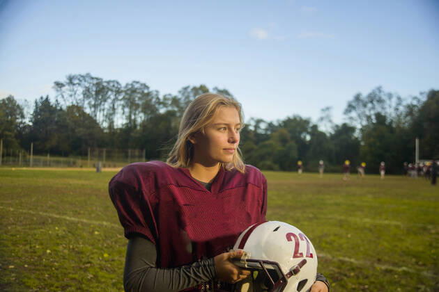 IMAGO Creative: Internationaler Frauenmonat, Mädchen im Sport Teenage female football player on field, 20.12.2018, Copyright: xSuexBarrx, model released, wearing,exercising,practising,recreation,looking sideways,focus on foreground,portrait,waist up,girl power,adolescence,real people,aspiration,athleticism,fitness,healthy lifestyle,skill,ambition,confidence,teenager,16 to 17 years,caucasian ethnicity,female,girl,teenage girl,only one teenage girl,one person,american football player,people in the background,unrecognizable person,outdoors,day,protective clothing,football helmet,standing,sport,active lifestyle,american football sport,football player,field,training,american football jersey,carrying in arms,american football field,January 2019 Release,kicker,Physical Activity,Practising,Standing,Looking Ref:IS09BV3BE