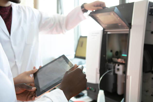 IMAGO Creative: Business, Innovative Technologie-Lösungen Young female and male scientists using digital tablet in laboratory, mid section, 21.05.2019, Copyright: xDanielxAllanx, model released, , property released, wearing,learning,working,cropped,side view,concentration,connections,future,preparation,scrutiny,accuracy,aspiration,innovation,skill,teamwork,data,report,scientific equipment,only young adults,asian ethnicity,multi-ethnic group,female,woman,young woman,male,man,mid adult man,young man,colleague,two people,scientist,indoors,laboratory,lab coat,protective clothing,communication,technology,digital tablet,science,advancement,mid section,monitoring,part of,portability,result,african ethnicity,diagnosis,both male and female,analyzing,researching,research and development,healthcare,using d Ref:IS09C0M9S