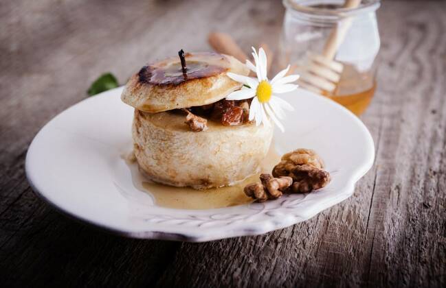  Baked apple with nuts and raisins, 12.10.2020, Copyright: xsupercatx Panthermedia22722579