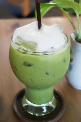  Iced green tea latte with milk foam, 12.10.2020, Copyright: xnalinratphix Panthermedia22802820