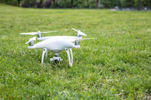  IMAGO Creative: Klimawandel - Zukunft und Innovation  Closeup of white drone on grassy field, 12.10.2020, Copyright: xAndreyPopovx Panthermedia22843067
