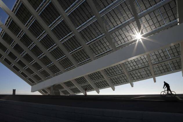 IMAGO Nature: Unsere Erde, Energiequellen, Photovoltaik IMAGO Creative: Corporate: Klimaschutz, Digitalisierung und Urbanisierung  IMAGO Creative: Klimawandel - Zukunft und Innovation  Large solar panels cyclist, 12.10.2020, Copyright: xdanielsbfotox Panthermedia22878227