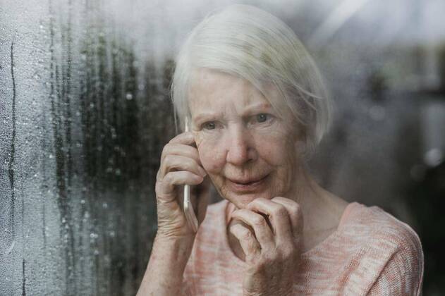 Senior Woman Reporting A Neighborhod Crime model released, Symbolfotoproperty released, , 12.10.2020, Copyright: xDGLimagesx Panthermedia22892439