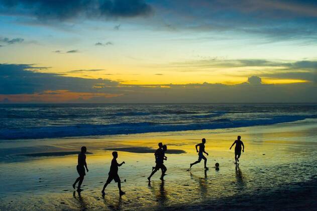 IMAGO Creative: Sommer Sport - Strand  Football on the beach. silhouette, 12.10.2020, Copyright: xjoytx Panthermedia22947835