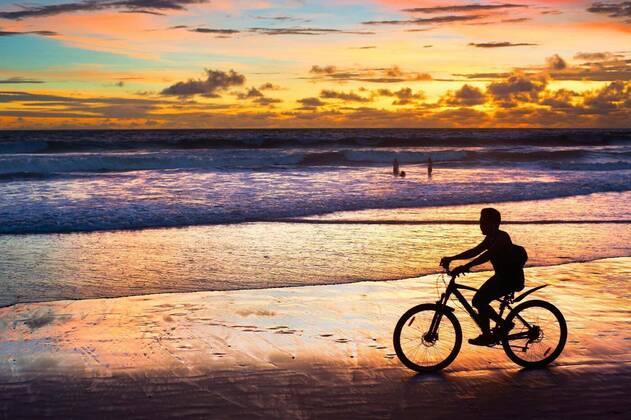 IMAGO Creative: Sommer Sport - Strand  Cycling on the beach, silhouette, 12.10.2020, Copyright: xjoytx Panthermedia22947885
