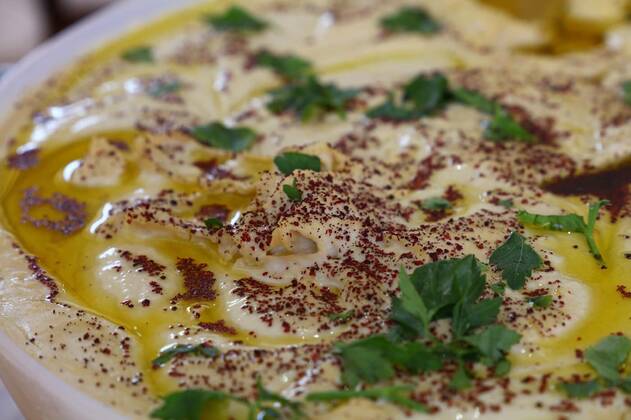 IMAGO Creative, Food, Hummus Hummus with olive oil and parsley in a bowl, 12.10.2020, Copyright: xBreakingTheWallsx Panthermedia22951185