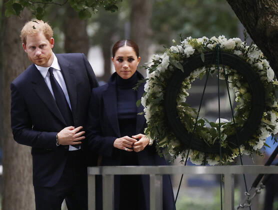 Bilder des Jahres 2021, Entertainment 09 September Entertainment Bilder des Tages Prince Harry and Meghan, The Duke and Duchess of Sussex, stop to view a wreath at the 9 11 Museum at Ground Zero in New York City on Thursday, September 23, 2021.  NYX20210923105 JOHNxANGELILLO