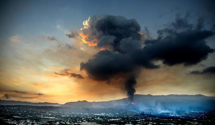 VOLCÃN CUMBRE VIEJA Eruption of the volcano Cumbre Vieja in La Palma In this picture, sunrise from La Laguna hill Cumbre Vieja eruption in La Palma In this picture, sunrise from La Laguna hill MADRID ESPANA 117413061  ALBERTOxDIxLOLLI
