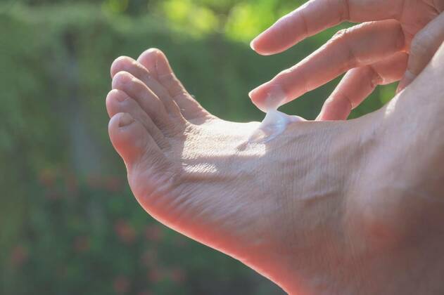 IMAGO Creative, Jahreszeit Sommer, Sonnenschutz hand of woman apply lotion on skin of back foot on nature background., 12.10.2020, Copyright: xkirisa99x Panthermedia25848470