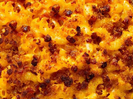  rustic golden baked macaroni and cheese, 12.10.2020, Copyright: xzkrugerx Panthermedia25858593