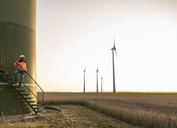 IMAGO Creative: 2021 Favoriten IMAGO Creative: Corporate: Klimaschutz, Digitalisierung und Urbanisierung IMAGO Creative: Klimawandel - Zukunft und Innovation Male engineer looking at wind turbine while standing on staircase model released Symbolfoto UUF24594