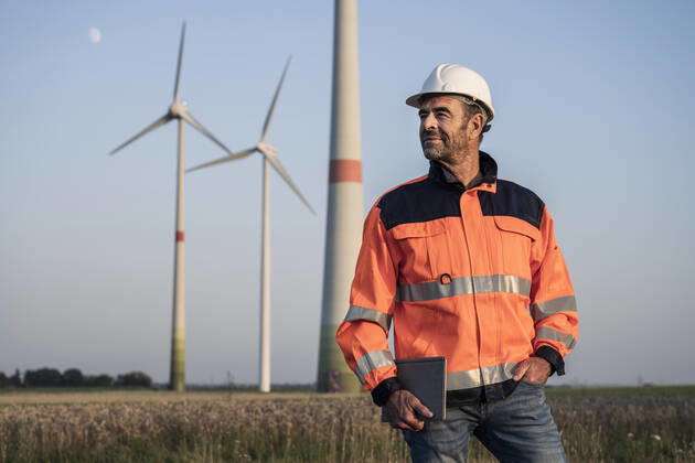 IMAGO Creative: 2021 Favoriten IMAGO Creative: Corporate: Klimaschutz, Digitalisierung und Urbanisierung IMAGO Creative: Klimawandel - Zukunft und Innovation Male inspector in reflective clothing holding digital tablet at meadow model released Symbolfoto UUF24597