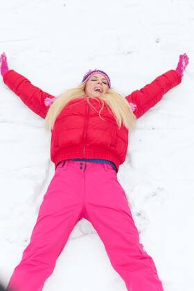 IMAGO Creative, Lifestyle, Barbiecore  Girl in park in winter model released, Symbolfoto, 12.10.2020, Copyright: xNakedkingx Panthermedia25966821