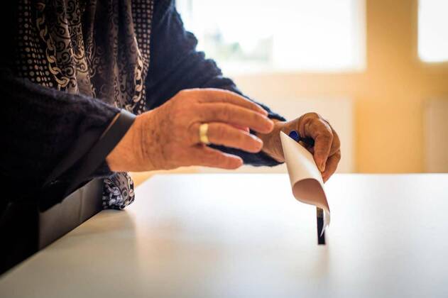 IMAGO Creative: 2022 Aussichten  Person voting, casting a ballot, 12.10.2020, Copyright: xbizoo_nx Panthermedia25988428