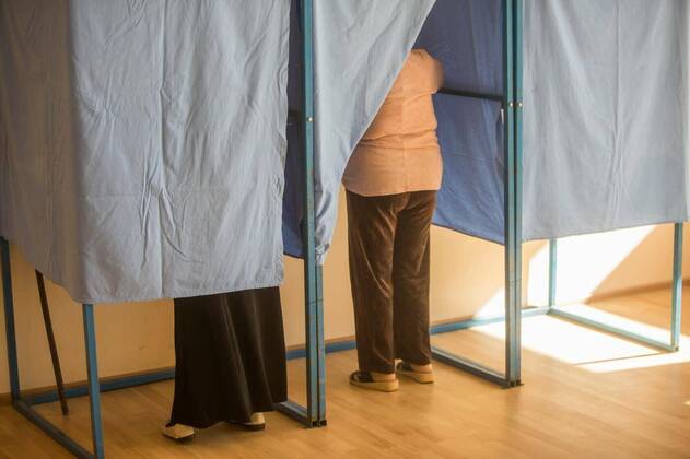 IMAGO Creative: 2022 Aussichten  Persons voting in booths at a polling station, 12.10.2020, Copyright: xbizoo_nx Panthermedia26048162