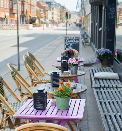 IMAGO Creative, Jahreszeit Sommer, Sommer in der Stadt Street cafe restaurant Copenhagen Denmark, 12.10.2020, Copyright: xjoytx Panthermedia26058037
