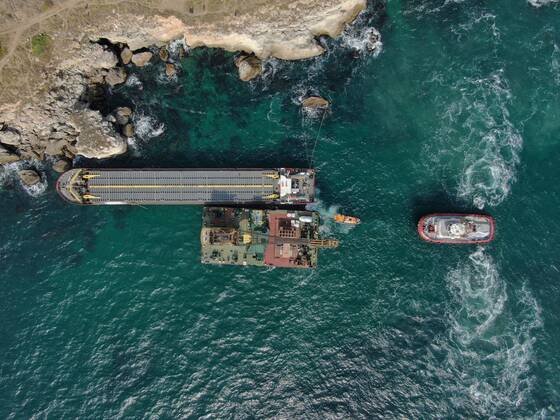 Bilder des Jahres 2021, News 09 September News Themen der Woche KW39 News Bilder des Tages Ship disaster rock stuck Kamen brqag An aerial view of unsuccessful salvage operation of the cargo ship Vera Su which got stuck on at the rock black sea cost of the village of Kamen brqag , Bulgaria some 450 kms 260 miles north east of the capital Sofia . There are not injured persons reported on board, but the cargo of nitrogen fertilizers is danger for the environment. Kamen Brqag Bulgaria pressgroup-bulgaria210930_npLaN Copyright: xImpactxPressxGroupx