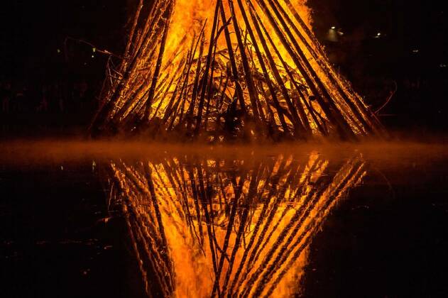  Solstice Celebrations Bonfire, 12.10.2020, Copyright: xrobert1717x Panthermedia26154948