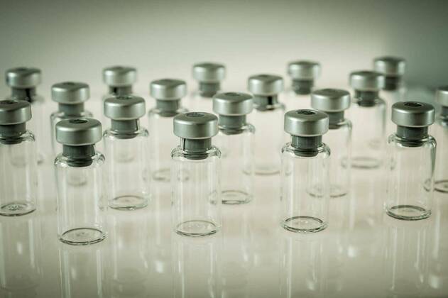 IMAGO Creative: 2022 Aussichten  Vaccine glass bottles on grey background, 13.10.2020, Copyright: xdaboostx Panthermedia26593707