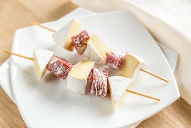  Camembert and salami skewers, 13.10.2020, Copyright: xAlex9500x Panthermedia26610924
