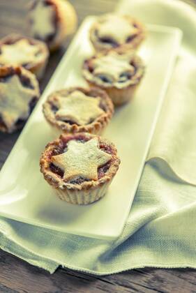 Mince pies with Christmas tree branch, 13.10.2020, Copyright: xAlex9500x Panthermedia26611283