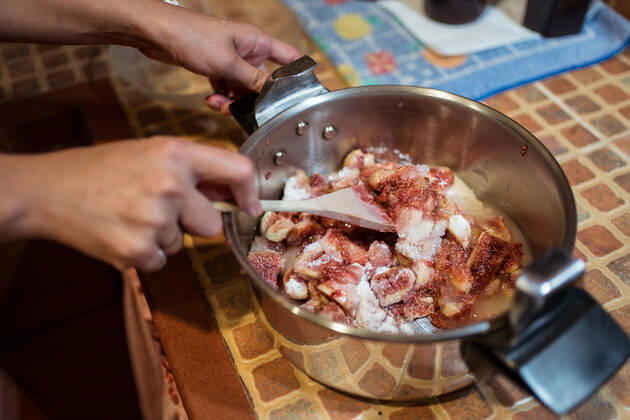 IMAGO Creative, Jahreszeit Sommer, Food, Marmelade kochen From above of crop anonymous person with spatula mixing fresh fig pieces with sugar in cooker while preparing jam in kitchen, Model released JuanAlbertoRuiz_FigJam_13.jpg Copyright: xJuanxAlbertoxRuizx MR