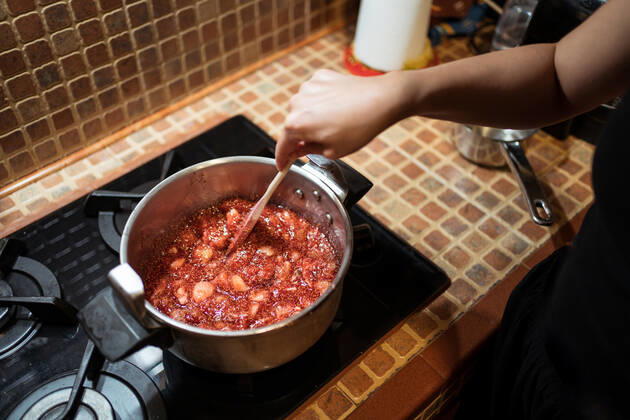 IMAGO Creative, Jahreszeit Sommer, Food, Marmelade kochen From above of crop anonymous person stirring fig confiture in cooker on stove at home, Model released JuanAlbertoRuiz_FigJam_15.jpg Copyright: xJuanxAlbertoxRuizx MR