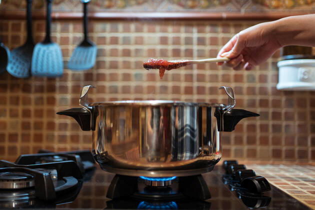 IMAGO Creative, Jahreszeit Sommer, Food, Marmelade kochen Crop anonymous person with delicious fig marmalade on spatula over pressure cooker on gas stove in kitchen, Model released JuanAlbertoRuiz_FigJam_19.jpg Copyright: xJuanxAlbertoxRuizx MR