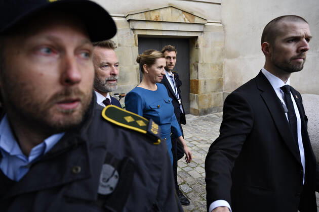 Prime Minister Mette Frederiksen S and her husband Bo Tengberg arrive for worship in connection with the opening of the Folketing in Christiansborg Castle Church in Copenhagen on Tuesday 5 October 2021, Copenhagen Denmark Copyright: PhilipxDavali PhilipxDavalix cop102 spdk20211005-185531-L