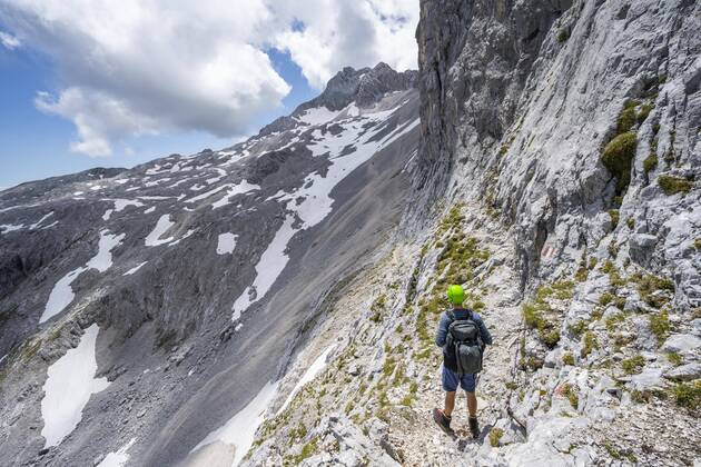 Hiker looks into the distance, hiking trail Hermann von Barth way to Partenkirchner Dreitorspitze, view to Leutascher Platt with summit Leutascher Dreitorspitze, Wettersteingebirge, Bavaria, Germany, Europe Copyright: imageBROKER/MaraxBrandl ibxmab07135810.jpg