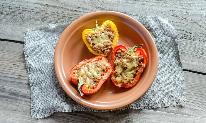  Stuffed peppers with meat in rustic decor, 13.10.2020, Copyright: xAlex9500x Panthermedia26887963
