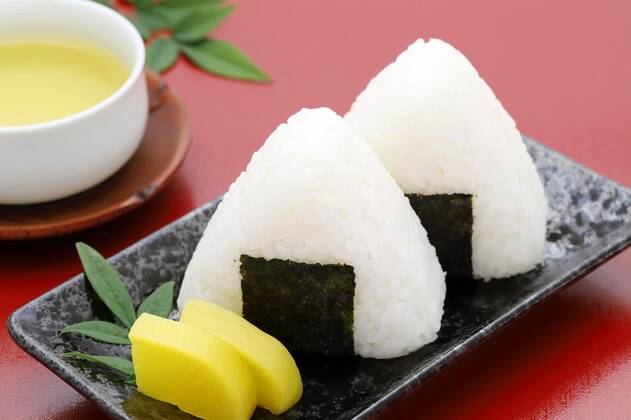  Onigiri, Japanese food, Japanese rice ball, rice triangle with seaweed, 13.10.2020, Copyright: xakiyoko51x Panthermedia26987884