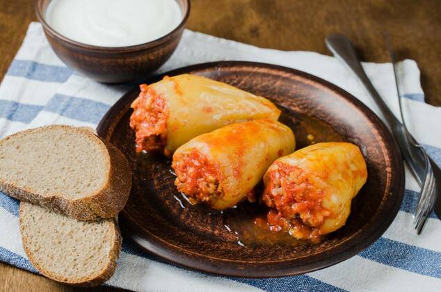  Stuffed peppers with rice and minced meat stew in tomatoes, rye bread. Rustic food., 13.10.2020, Copyright: xAllaRudenkox Panthermedia27015041
